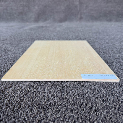 スプルース楽器材 ギター トップ用 スプルース 長さ300mm×厚み4mm×巾200mm