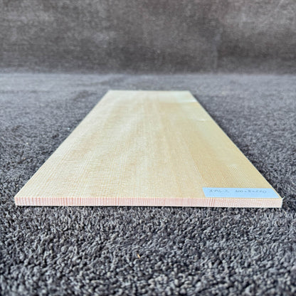 スプルース楽器材 ギター トップ用 プレミアムサイズ スプルース 長さ600mm×厚み8mm×巾220mm