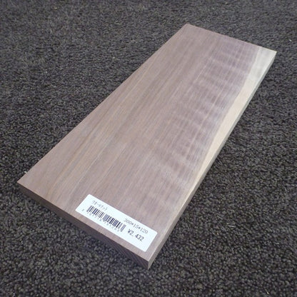ウォールナット　柾目　300×15×120　（仕上げ加工済み商品）