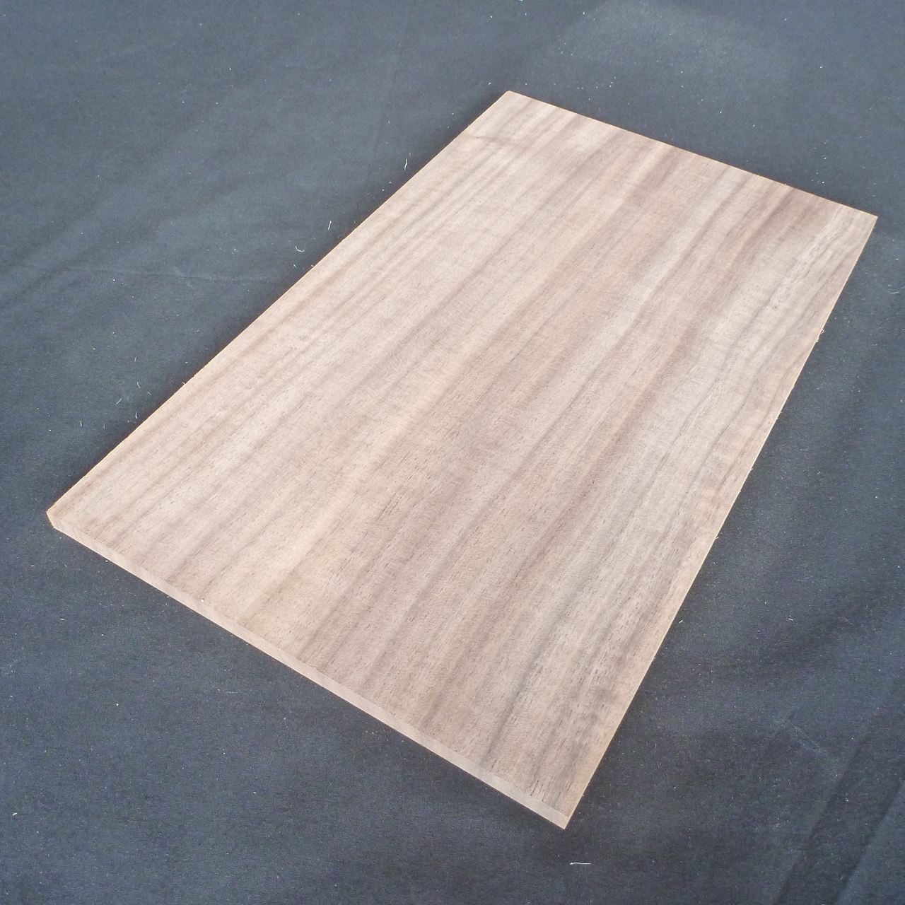ウォールナット　柾目　300×8×180　（仕上げ加工済み商品）