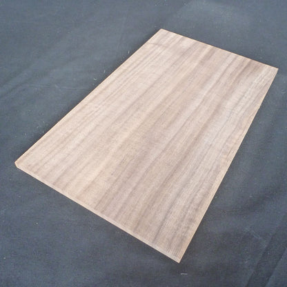 ウォールナット　柾目　300×8×180　（仕上げ加工済み商品）
