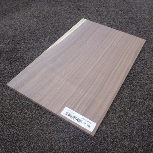 ウォールナット　柾目　300×6×190　（仕上げ加工済み商品）